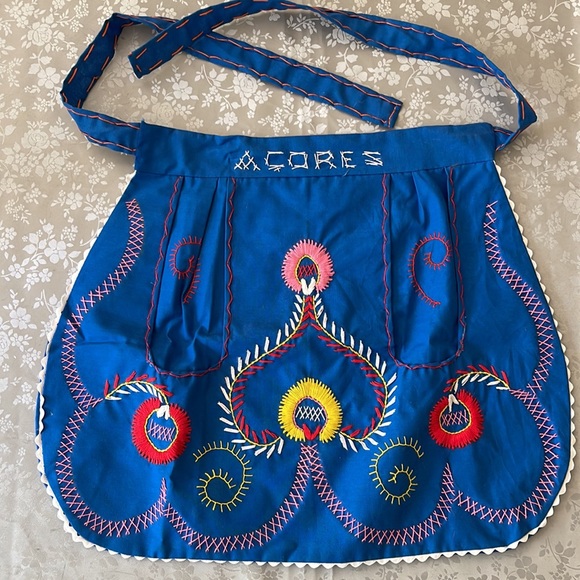 Two hand-embroidered, handmade half aprons, from Portugal. - Picture 4 of 6